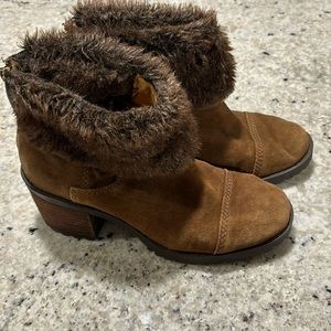 Lucky Brand Lug Sole Ankle Boots with Faux Fur Trim. Size 7 M. Good condition